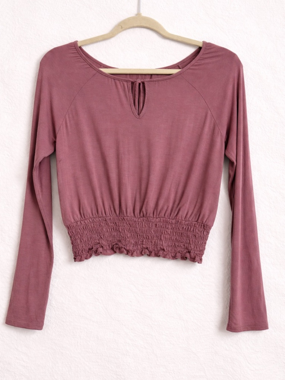 American Eagle Mauve Long Sleeve Smocked Crop Top – Keyhole Front Detail